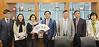 Prof. Wong Suk-ying (third from left), Associate Vice-President of CUHK, presents a souvenir to Prof. Gao Zulin (middle), Deputy Party Secretary of Soochow University